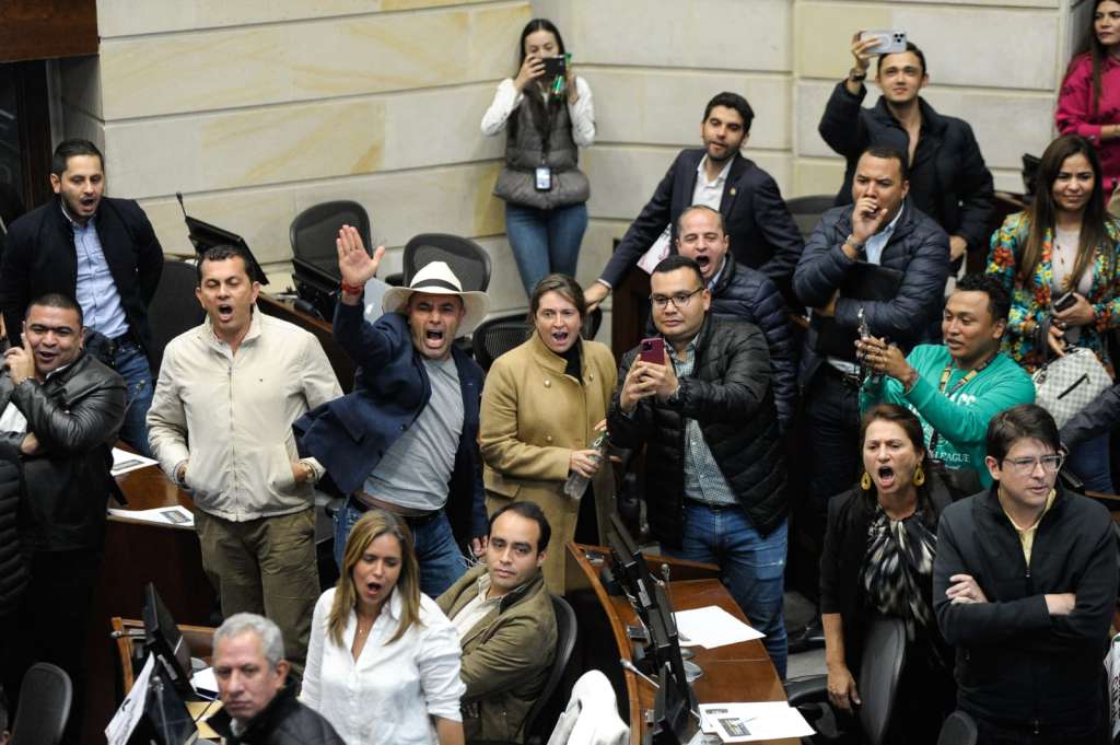 La bancada del Centro Democrático, entre ellos Andrés Guerra, Paloma Valencia, Miguel Uribe Turbay, se quejan en la plenaria del Senado. La oposición denunció que fue el mismo partido de Gobierno el que diluyó el quórum pues no tenían los votos necesarios para aprobar la iniciativa.