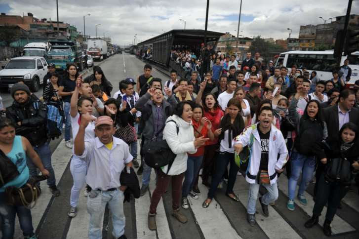 La manifestación comenzó en las primeras horas de la mañana, cuando algunos usuarios bloquearon la vía ante la avería de un articulado y la demora del paso de buses. Hacia las 9:00 a.m. la situación se había salido de cauce. /Gustavo Torrijos - El Espectador