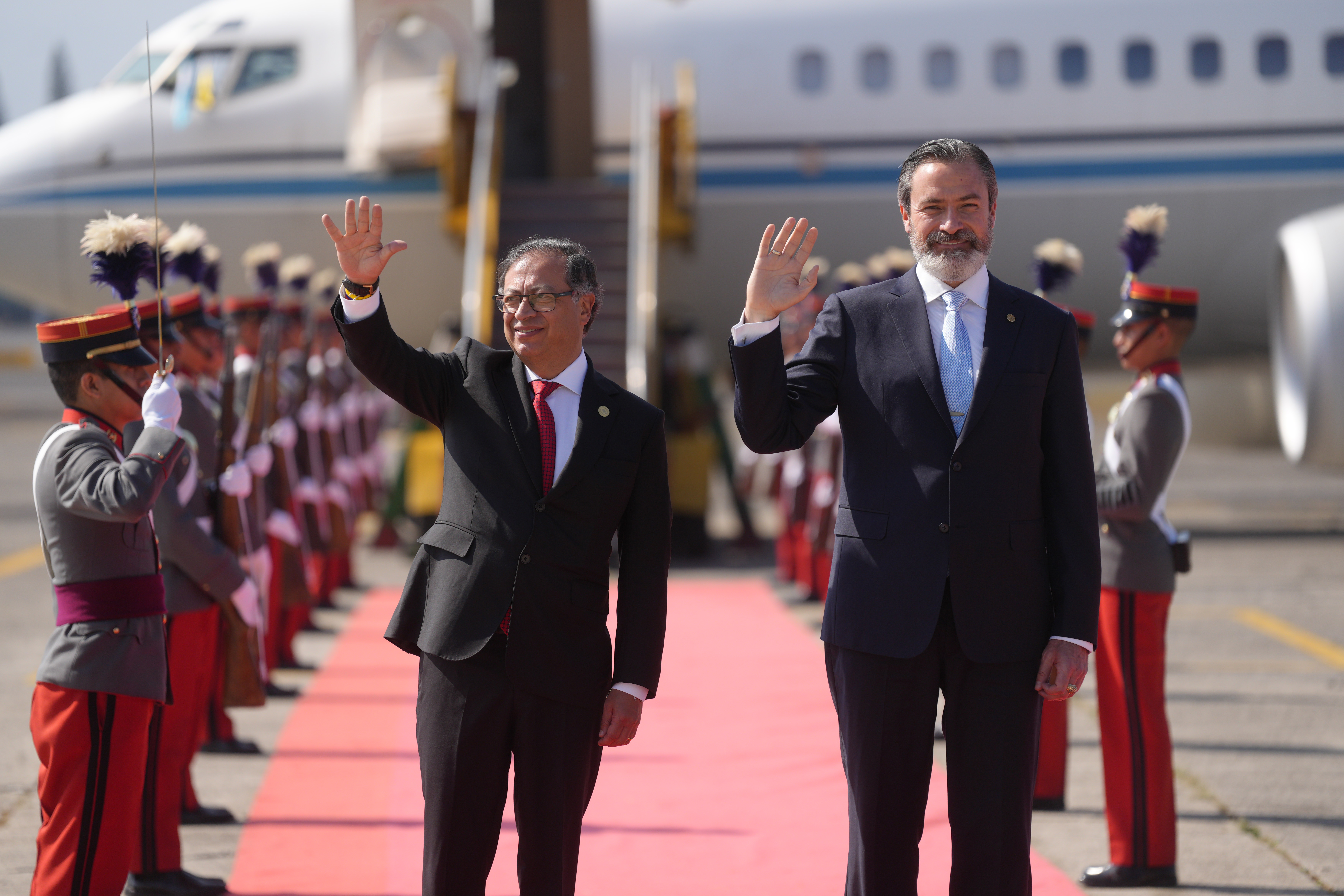 AME9797. CIUDAD DE GUATEMALA (GUATEMALA), 14/01/2024.- Fotografía cedida hoy por la Presidencia de Colombia que muestra al mandatario colombiano, Gustavo Petro, mientras es recibido por el vicecanciller guatemalteco, Roberto Palma (d), a su llegada a Ciudad de Guatemala (Guatemala). El presidente colombiano, Gustavo Petro, que llegó la tarde de este domingo a Ciudad de Guatemala, se reunió con el mandatario electo del país centroamericano, Bernardo Arévalo de León, antes de la ceremonia de investidura, que se retrasó porque los diputados salientes del Congreso aún no han juramentado a los elegidos. EFE/ Presidencia de Colombia /SOLO USO EDITORIAL /SOLO DISPONIBLE PARA ILUSTRAR LA NOTICIA QUE ACOMPAÑA (CRÉDITO OBLIGATORIO)