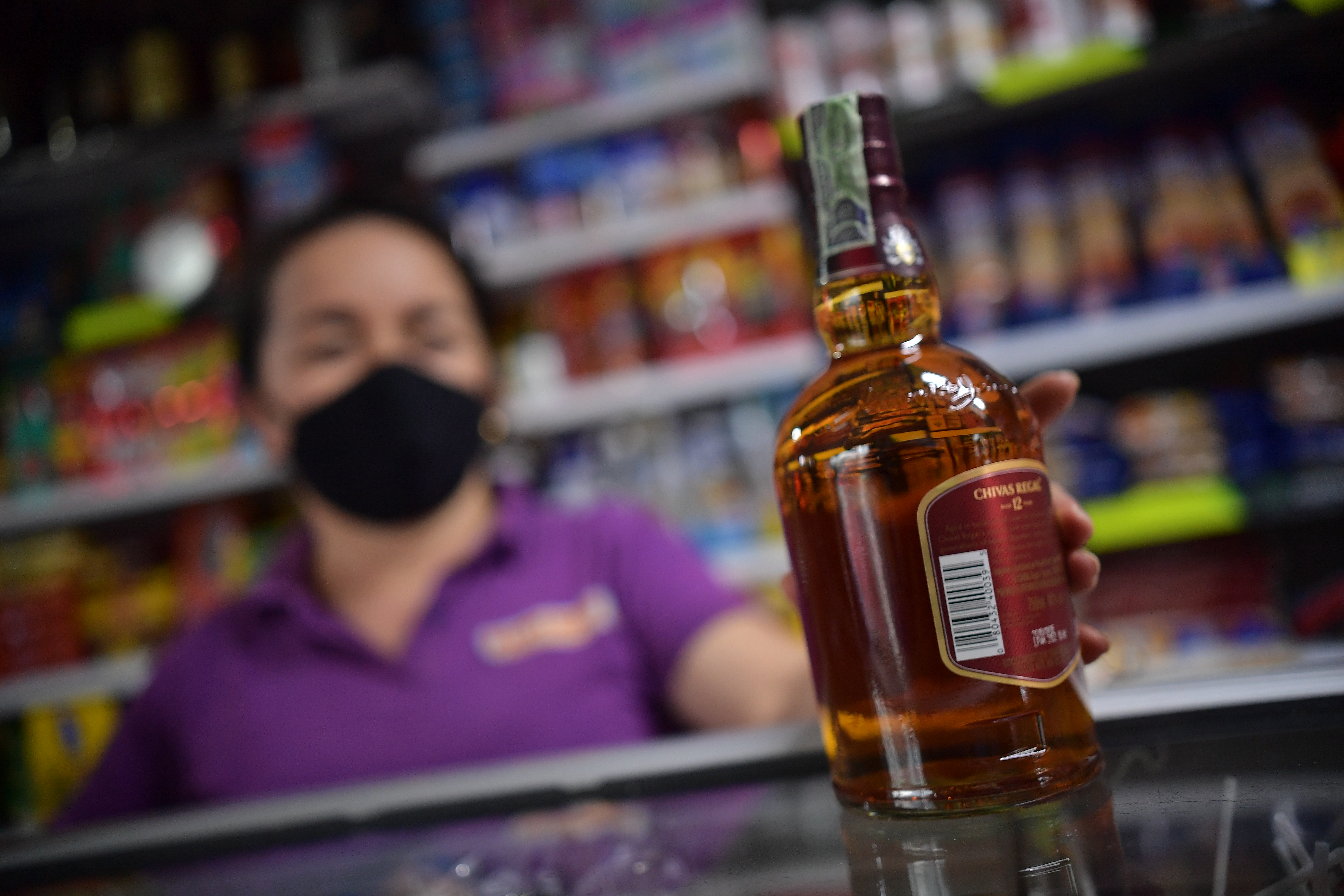 Aspectos de botellas de alcohol cuya venta no esta permitida durante la ley seca por el Covid – 19