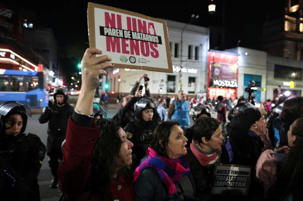 AME2152. BUENOS AIRES (ARGENTINA), 24/09/2025.- Personas participan en una manifestación este miércoles, en Buenos Aires (Argentina). Jornada de movilizaciones en varias ciudades de Argentina en reclamo de justicia por un triple feminicidio ocurrido en la provincia de Buenos Aires, cuyo gobernador, Axel Kicillof, vinculó con el accionar de "un grupo narco internacional". EFE/ Adan González