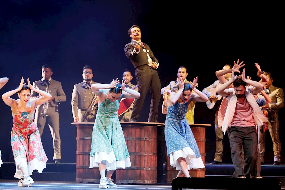 El artista Julián Román como José Alfredo Jiménez en escena en el musical “Chavela por siempre Vargas”.