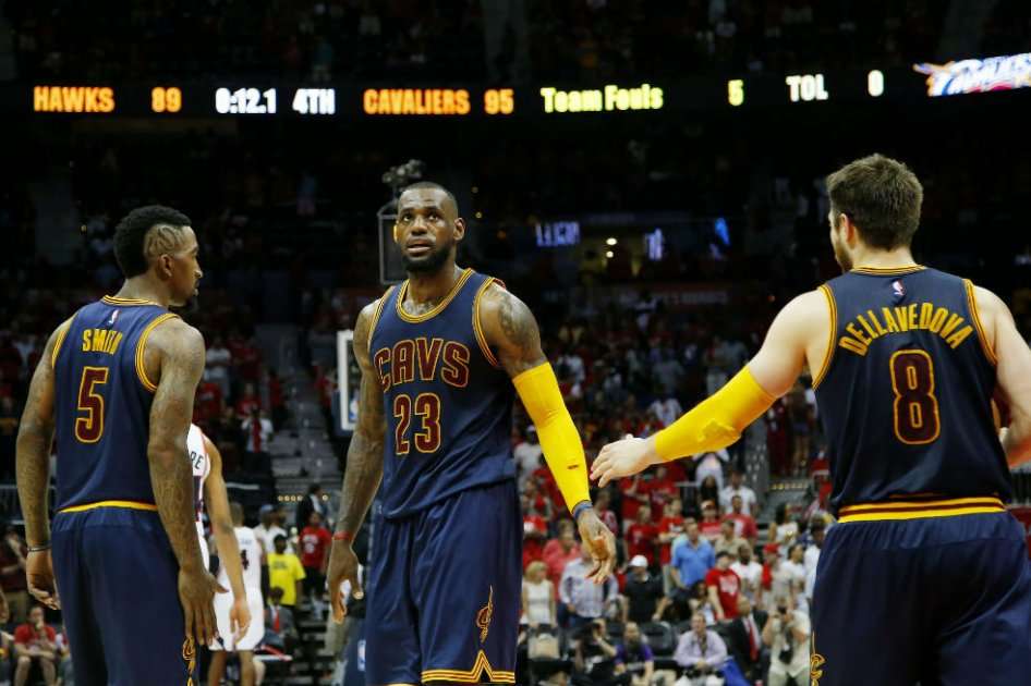 LeBron James celebra el triunfo de los Cavaliers con sus compañeros. Foto: AFP