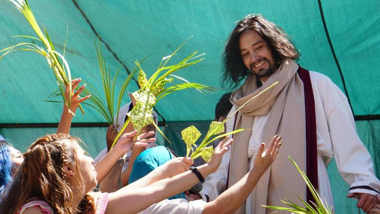 Bendiciones, palmas y una ópera rock para iniciar la Semana Santa en Bolivia
