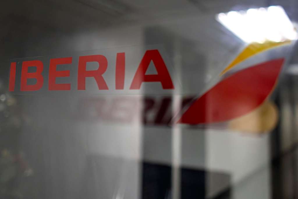 AME2062. CARACAS (VENEZUELA), 23/11/2025.- Fotografía que muestra una oficina de la aerolínea Iberia en la torre parque Cristal este domingo, en Caracas (Venezuela). La suspensión de vuelos hacia Venezuela, en respuesta a la alerta emitida por EE.UU. para "extremar la precaución" al sobrevolar ese país, elevó la tensión en la región al ascender a siete las aerolíneas que tomaron esa decisión en momentos en que el Gobierno de Donald Trump mantiene un despliegue militar en el Caribe. EFE/ Miguel Gutiérrez