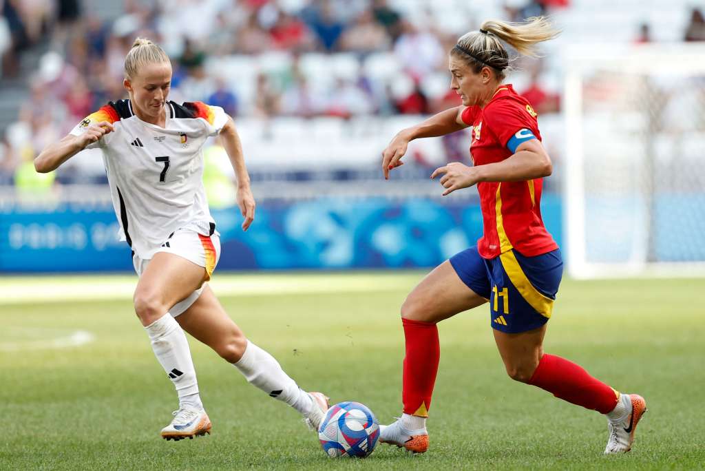 -FOTODELDÍA- LYON, 09/08/2024.- La jugadora de España Alexia Putellas (d), en acción ante la jugadora alemana Lea Schueller durante el partido por la medalla de bronce de los Juegos Olímpicos de París 2024 contra Alemania este viernes en el Estadio de Lyon. EFE/Miguel Toña