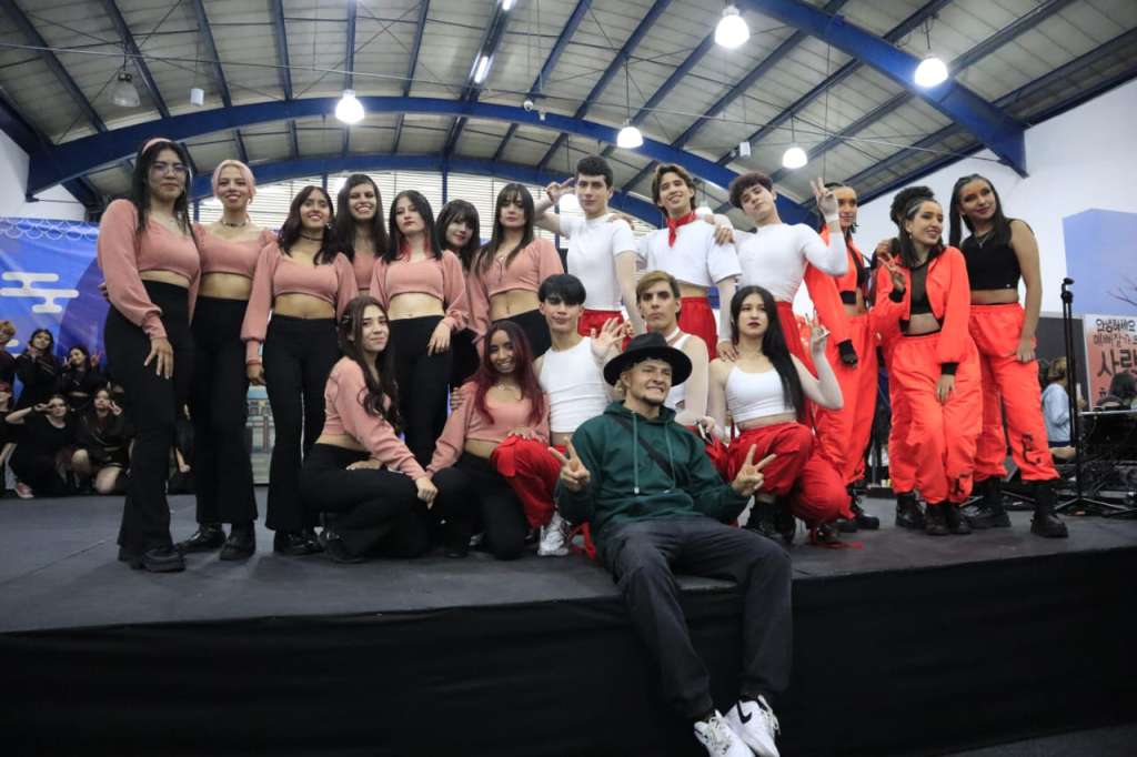 Ganadores Kpop Cover Fest 2023 (De izquierda a derecha): IGNIZ, tercer puesto; WINX, primer puesto; Eternal, segundo puesto.