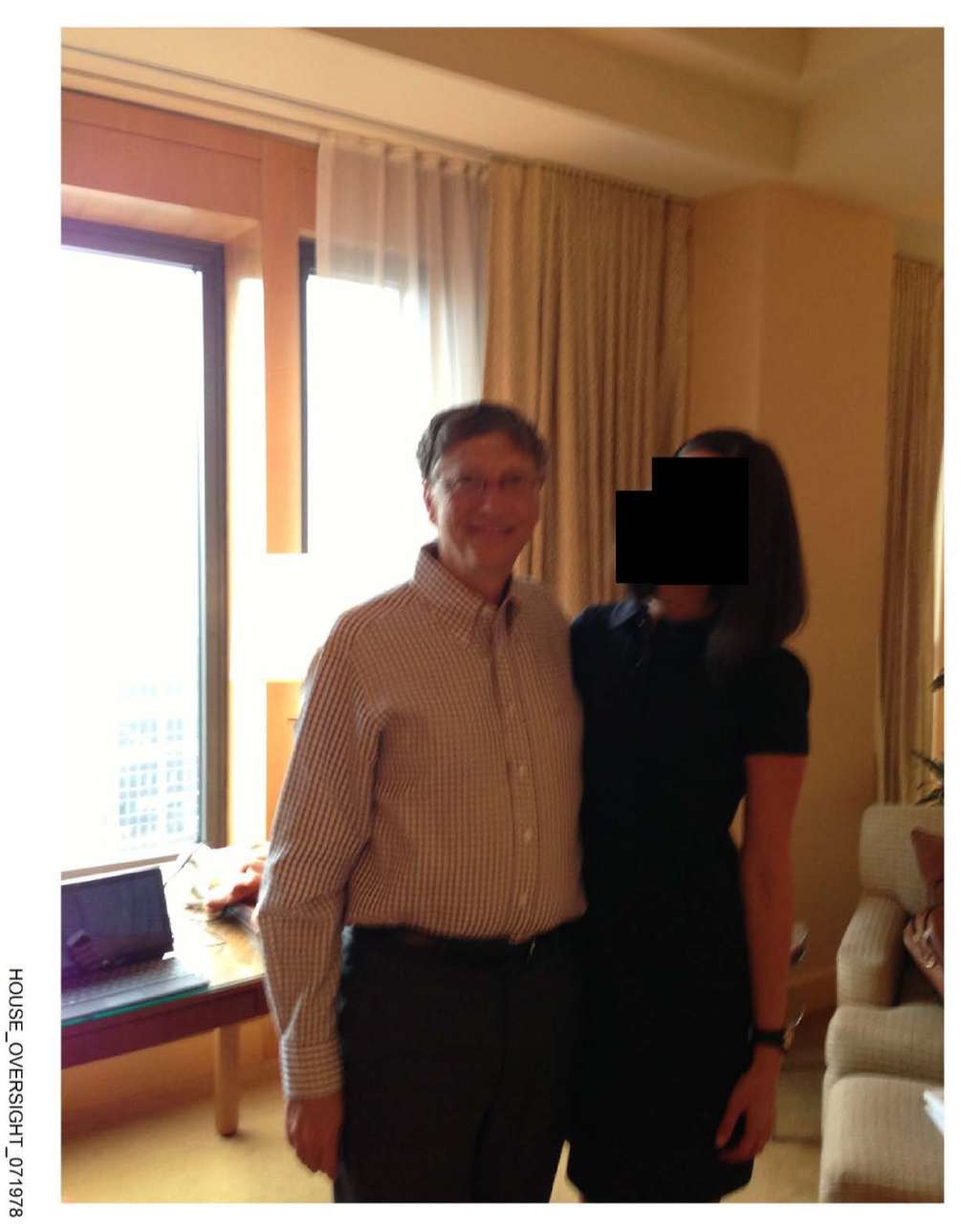 USA7325. WASHINGTON (ESTADOS UNIDOS), 18/12/2025.- Fotografía sin fecha específica de toma, publicada por los demócratas del Comité de Supervisión de la Cámara Baja (Oversight Dems), donde aparece el magnate Bill Gates posando junto a una mujer con el rostro censurado para proteger su identidad. Los demócratas de la Cámara de Representantes de Estados Unidos compartieron este jueves cinco nuevas fotografías relacionadas con el caso del pederasta Epstein, donde aparecen Chomsky, el magnate Bill Gates y una captura de pantalla de una conversación sobre el aparente tráfico de mujeres víctimas del pederasta. EFE/ Oversight Dems /SOLO USO EDITORIAL/ NO VENTAS/ SOLO DISPONIBLE PARA ILUSTRAR LA NOTICIA QUE ACOMPAÑA (CRÉDITO OBLIGATORIO)