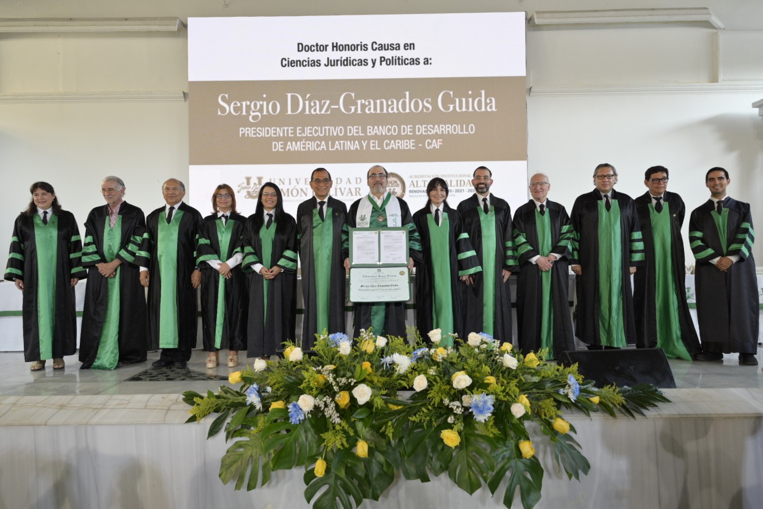 Sergio Díaz-Granados recibió el Doctorado Honoris Causa en Ciencias Jurídicas y Políticas otorgado por la Universidad Simón Bolívar, en reconocimiento a su trayectoria y aporte al desarrollo regional.