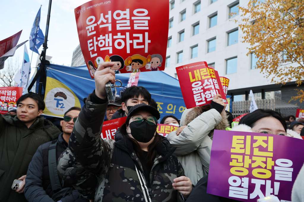 Seoul (Korea, Republic Of), 07/12/2024.- Protesters hold placards calling for the resignation and impeachment of President Yoon Suk Yeol in front of the National Assembly in Seoul, South Korea, 07 December 2024. Yoon apologised to the nation in a short televised address ahead of a vote on his impeachment in the National Assembly on 07 December. He faces an impeachment motion from opposition lawmakers after he declared and then reversed martial law, citing the need to root out pro-North Korean forces and uphold the constitutional order. (Protestas, Corea del Sur, Seúl) EFE/EPA/HAN MYUNG-GU