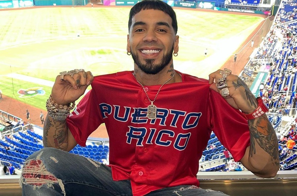 Anuel AA, ex de Karol G y Yailin, fue captado haciendo curiosos movimientos con su cuerpo, antes de una de sus presentaciones en Venezuela.