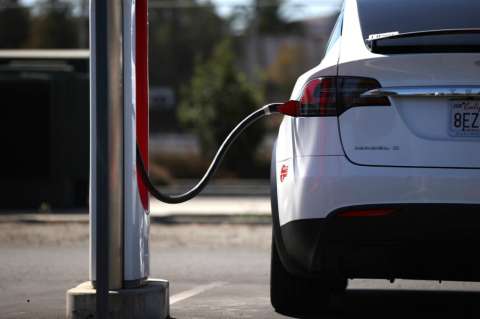 ¿Los carros eléctricos son más baratos a mediano plazo que los de gasolina?