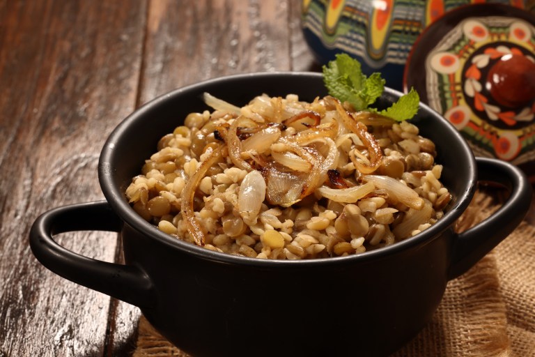 Así se prepara un arroz de cebolla caramelizada