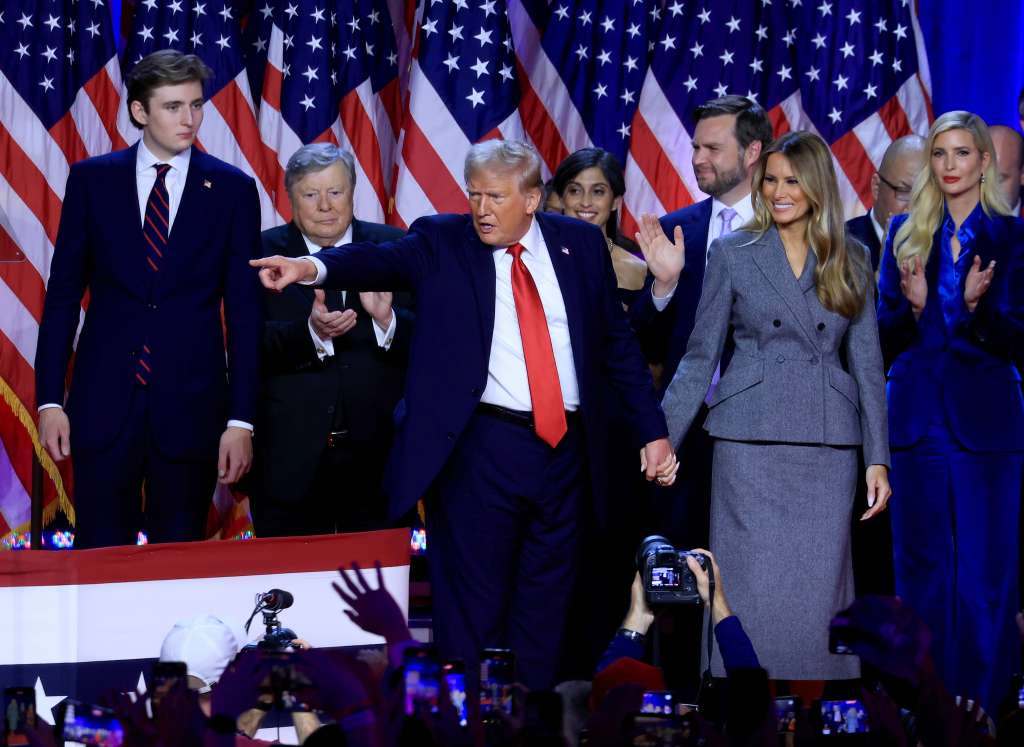 -FOTODELDIA- Palm Beach (Estados Unidos), 06/11/2024.- El candidato presidencial estadounidense por el partido republicano Donald Trump (c) junto con su mujer Melania Trump (d) y su hijo Barron Trump (i) se proclama vencedor de las elecciones ante sus seguidores en el centro de Convenciones de Palm Beach en Florida, Estados Unidos. EFE/ Cristobal Herrera-Ulashkevich