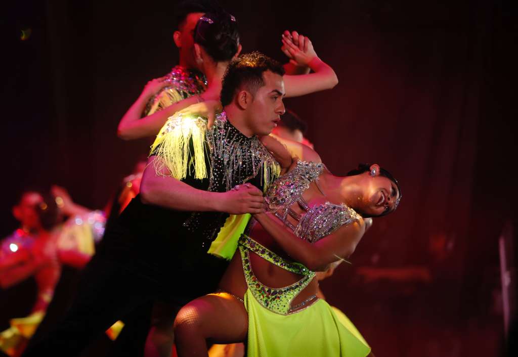 AME4769. CALI (COLOMBIA), 04/10/2023.- Bailarines se presentan durante la versión 18 del Festival Mundial de Salsa hoy, en el Coliseo El Pueblo, en Cali (Colombia). EFE/ /ernesto Guzmán