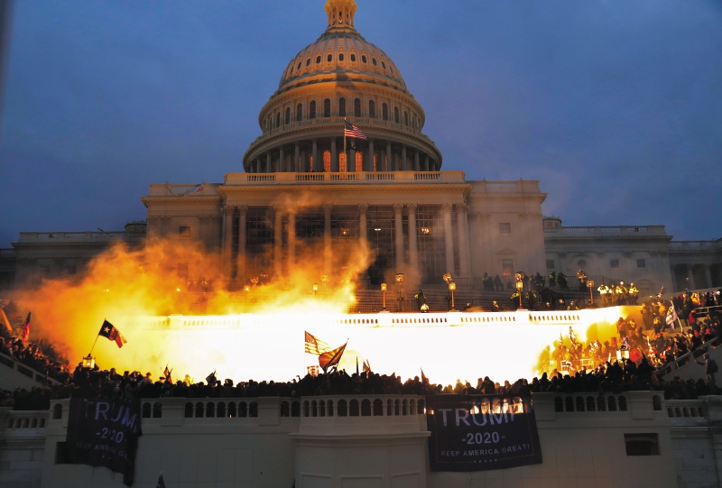 Se ve una explosión causada por una munición policial mientras los partidarios del presidente estadounidense Donald Trump se reúnen frente al edificio del Capitolio de los Estados Unidos en Washington, Estados Unidos, el 6 de enero de 2021.