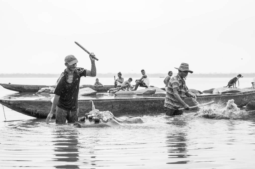 Los pescadores y las canoas en las ciénagas y riachuelos del Magdalena, una legendaria invitación al canto y la poesía. / Linda Esperanza Aragón