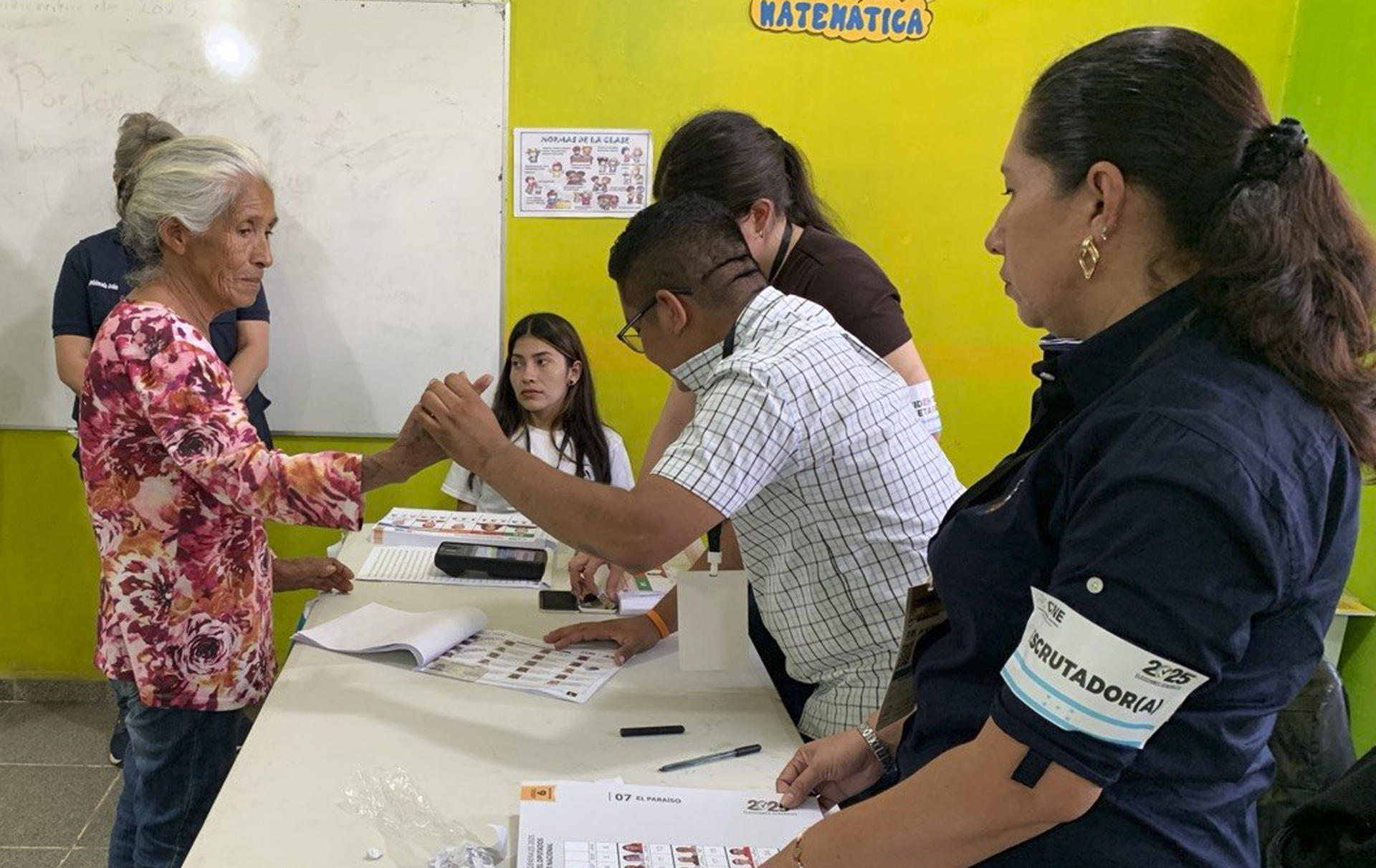 AME6561. SAN ANTONIO DE FLORES (HONDURAS), 07/12/2025.- Una persona vota este domingo, en San Antonio de Flores, El Paraíso (Honduras). Las elecciones generales en el municipio de San Antonio de Flores, al este de Honduras, el único lugar donde su población no pudo votar el pasado 30 de noviembre, por varias irregularidades, se iniciaron en un ambiente de mucho civismo, orden y seguridad. EFE/ Wilfredo Antunez