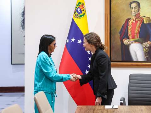 Delcy Rodríguez se reunió en Venezuela con una delegación del Banco Mundial