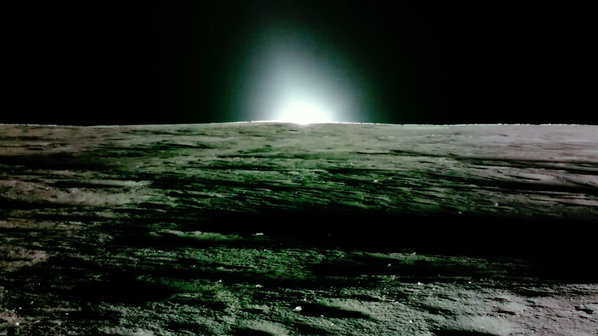 Estas imágenes, captadas desde diferentes ángulos de cámara y unidas en un video, muestran un resplandor en el horizonte que cobra vida justo sobre la superficie lunar al ponerse el sol. /Firefly Aerospace