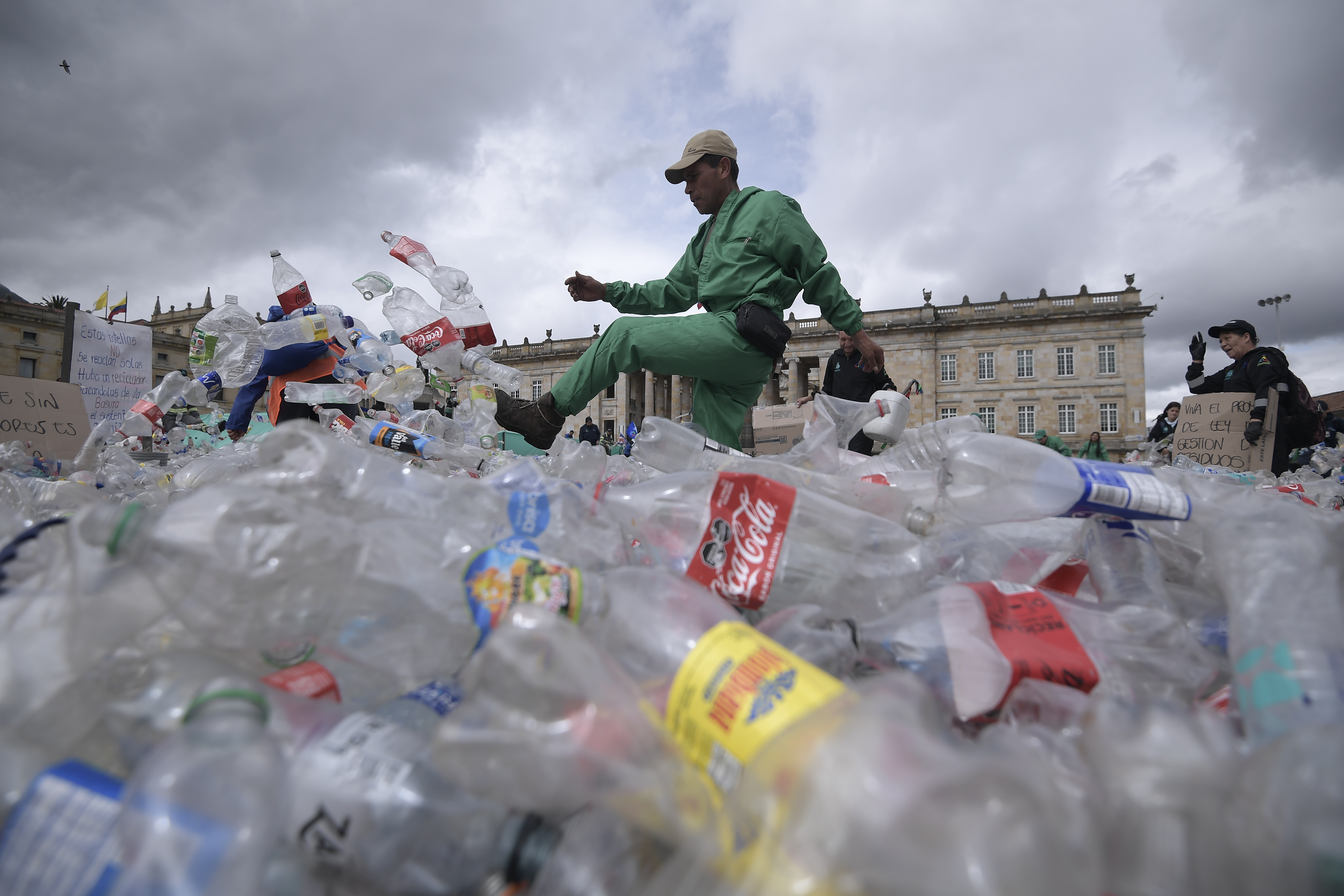 Con 9 toneladas de basura plástica "PET" regadas en la Plaza de Bolívar, miembros de la Asociación Nacional de Recicladores de Colombia llegaron en la mañana de este lunes para realizar una protesta simbólica para denunciar,  lo que aseguran son pagos injustos por este material que se ha reducido en al menos un 50 %.