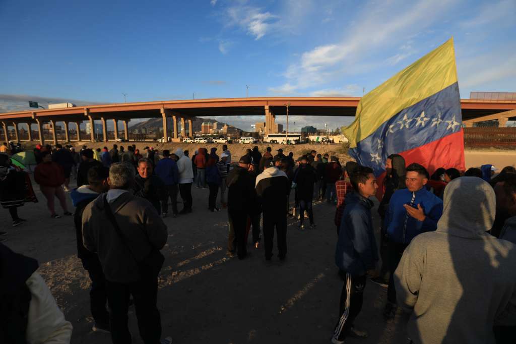 MEX9996. CIUDAD JUÁREZ (MÉXICO), 16/11/2022.- Migrantes venezolanos acampan a orillas del Río Bravo, el 15 de noviembre de 2022, en Ciudad Juárez, Chihuahua (México). La esperanza volvió este miércoles a miles de migrantes venezolanos varados en el norte de México después de que un juez federal de Estados Unidos bloqueó el Título 42, una medida que implicaba su deportación inmediata. EFE/ Luis Torres