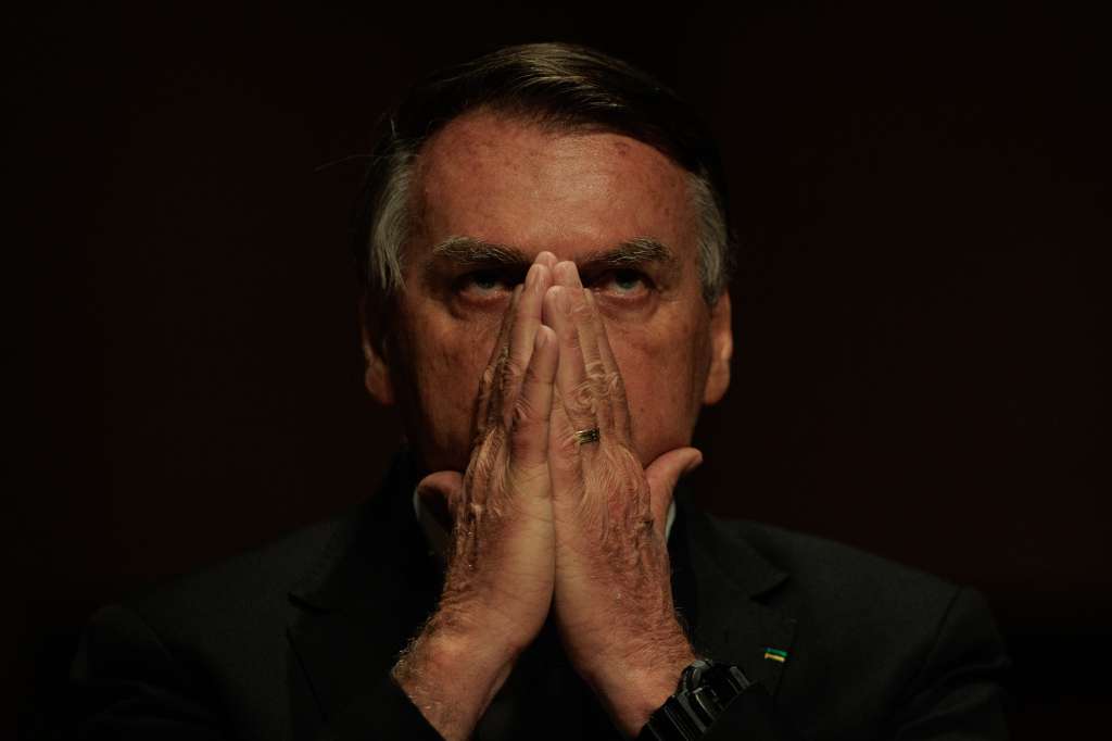 AME2568. SAO PAULO (BRASIL), 25/03/2024.- El expresidente de Brasil Jair Bolsonaro es visto durante la ceremonia en la que la ex primera dama Michelle Bolsonaro recibió el título de ciudadana este lunes, en el Teatro Municipal de São Paulo (Brasil). EFE/ Isaac Fontana