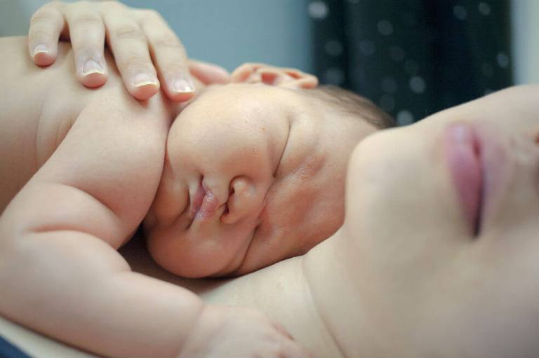 Los brazos son una necesidad del bebé, como comer o dormir