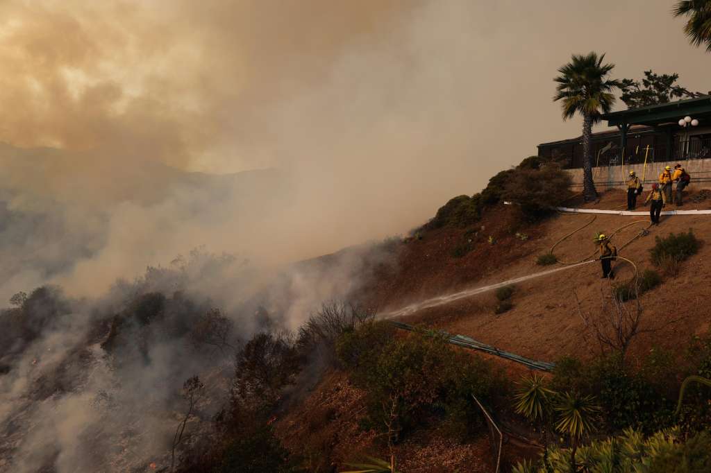 Los Angeles (United States), 11/01/2025.- Firefighters deploy structure defense against the Palisades wildfire in Los Angeles, California, USA, 11 January 2025. Thousands of firefighting and emergency personnel are involved in response efforts, as multiple wildfires continue to burn across thousands of acres in Southern California, destroying thousands of homes and forcing people to evacuate areas throughout the Los Angeles area. (incendio forestal) EFE/EPA/ALLISON DINNER