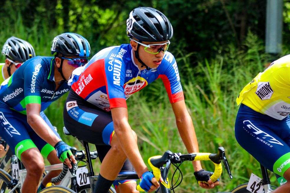 Edgar Pinzón subiendo la montaña con el pelotón del Clásico RCN.