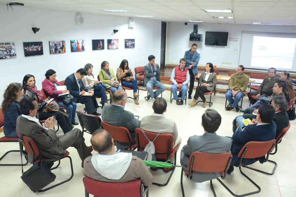 José Cuesta,  subdirector de Asuntos Locales del Distrito  junto a la representante a la Cámara Clara Rojas.  / Alcaldía