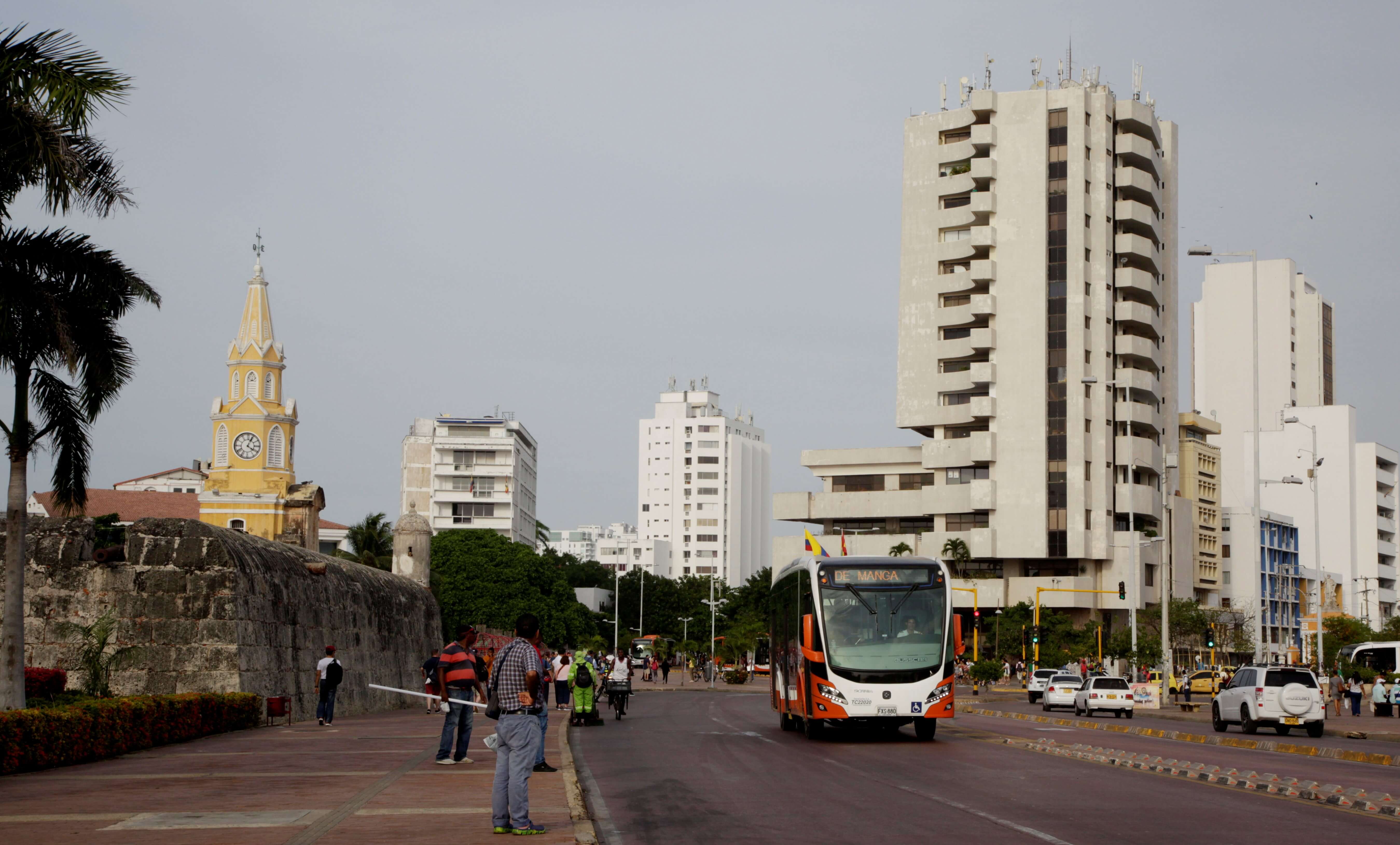Una de las principales actividades económicas en Cartagena es el turismo. Según el alcalde William Dau, los ingresos con los que cuenta la ciudad son cuantiosos y no debería haber problemas tan graves de pobreza y acceso a la educación de calidad. / EFE