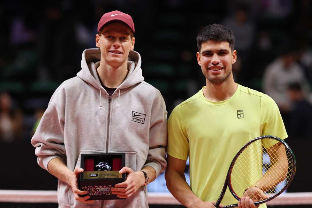 Incheon (South Korea), 10/01/2026.- Jannik Sinner (L) of Italy and Carlos Alcaraz of Spain pose for photos after Alcaraz won the Hyundai Card Super Match in Incheon, South Korea, 10 January 2026. (Tenis, Italia, Corea del Sur, España) EFE/EPA/HAN MYUNG-GU
