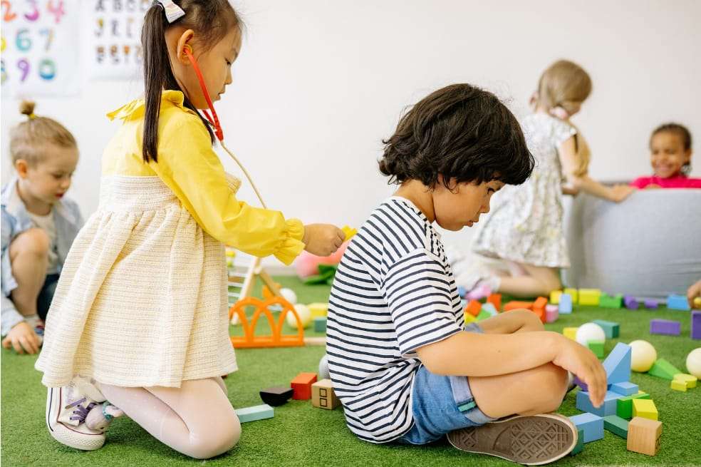Por más que desees que tu hijo sea generoso, te explicamos por qué nunca deberías obligarlo a compartir sus cosas.