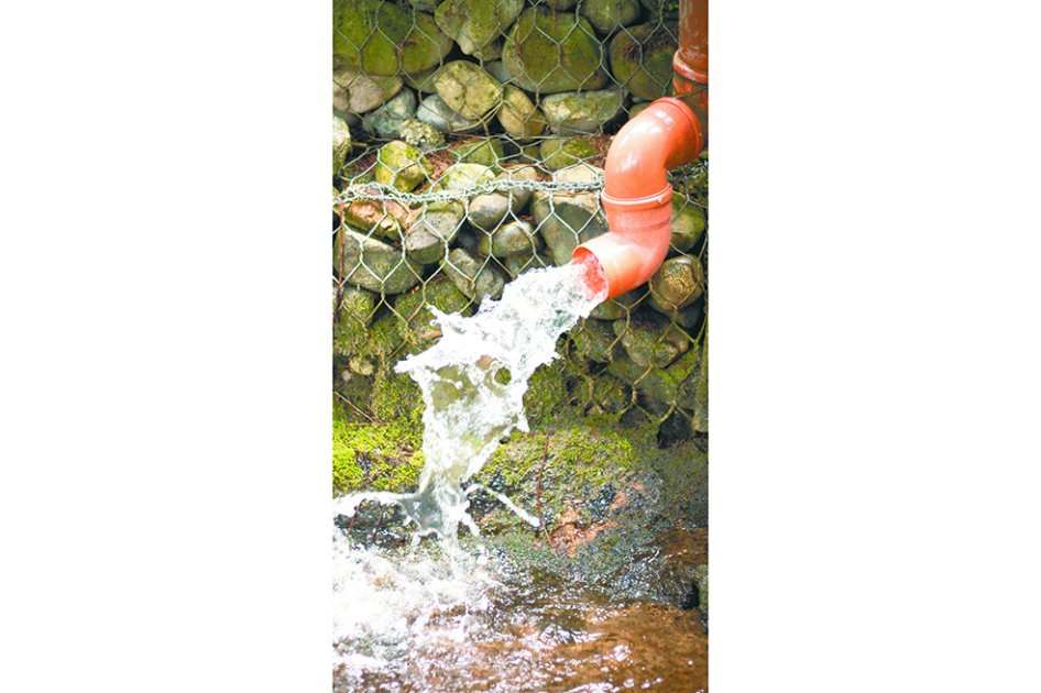 El 43 % del agua en el país se desperdicia por situaciones como tubos rotos o falta de facturación en el sistema. / Archivo