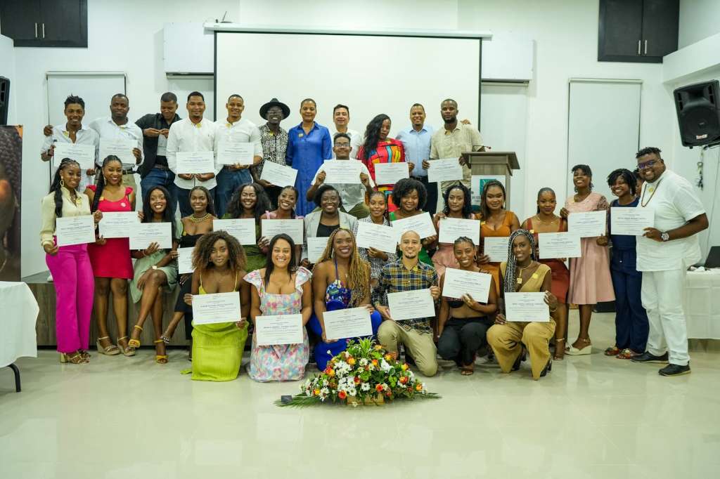 Jóvenes de seis ciudades del Pacífico podrán acceder a becas de formación y mentoría a través del programa DALE Lidera Pacífico, impulsado por Manos Visibles.