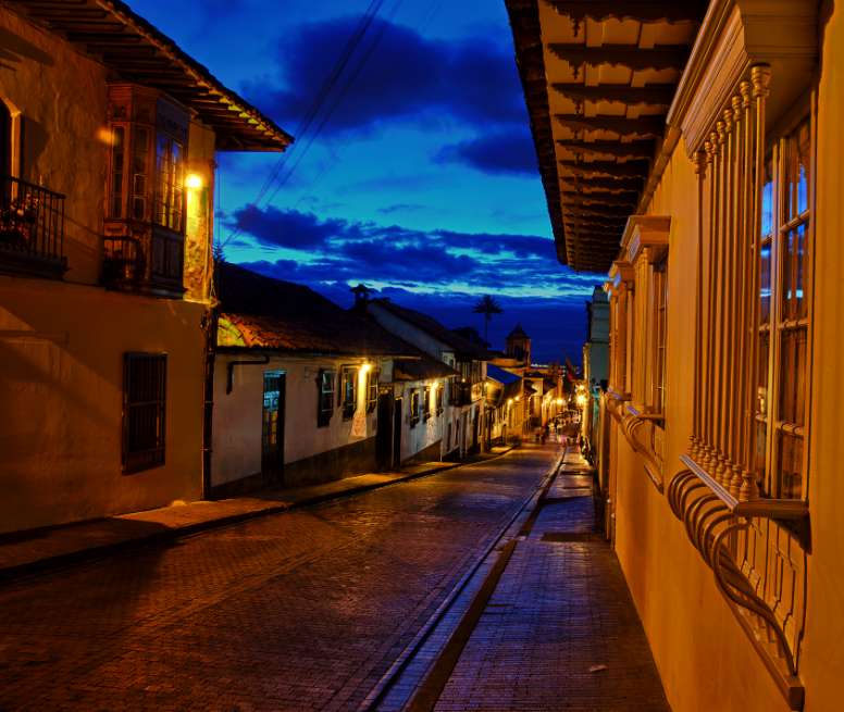 La Calle del Fantasma tiene 665 piedras, solo hizo falta una para completar el trabajo. Visitedesde cerca esta calle fantasma y asegúrese de estar atento a las piedras en el piso, conozcael barrio de la Candelaria, hospedándoseen el W Bogotá.