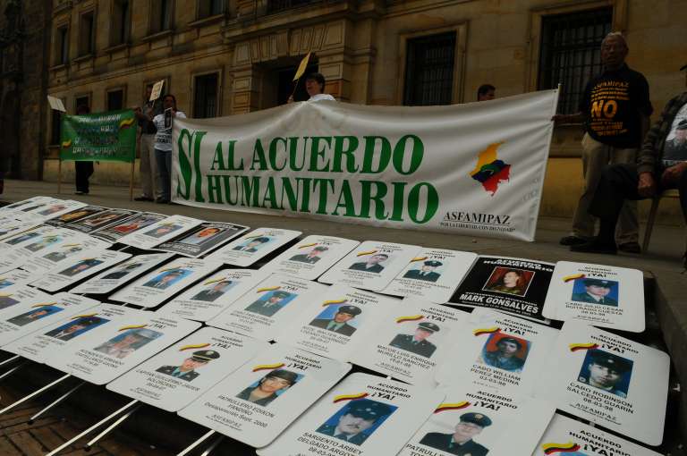 Inspiradas en las Madres de Plaza de Mayo de Argentina, las mujeres de Asfamipaz hicieron plantones todos los martes en la Plaza de Bolívar para llamar la atención sobre la situación de los uniformados secuestrados.