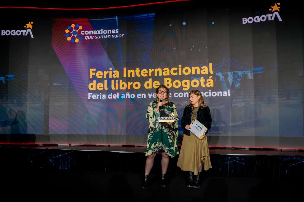 Adriana Ángel Forero (i) y Tatiana Rudd (d) recibieron el reconocimiento en Ágora Bogotá Centro de Convenciones.