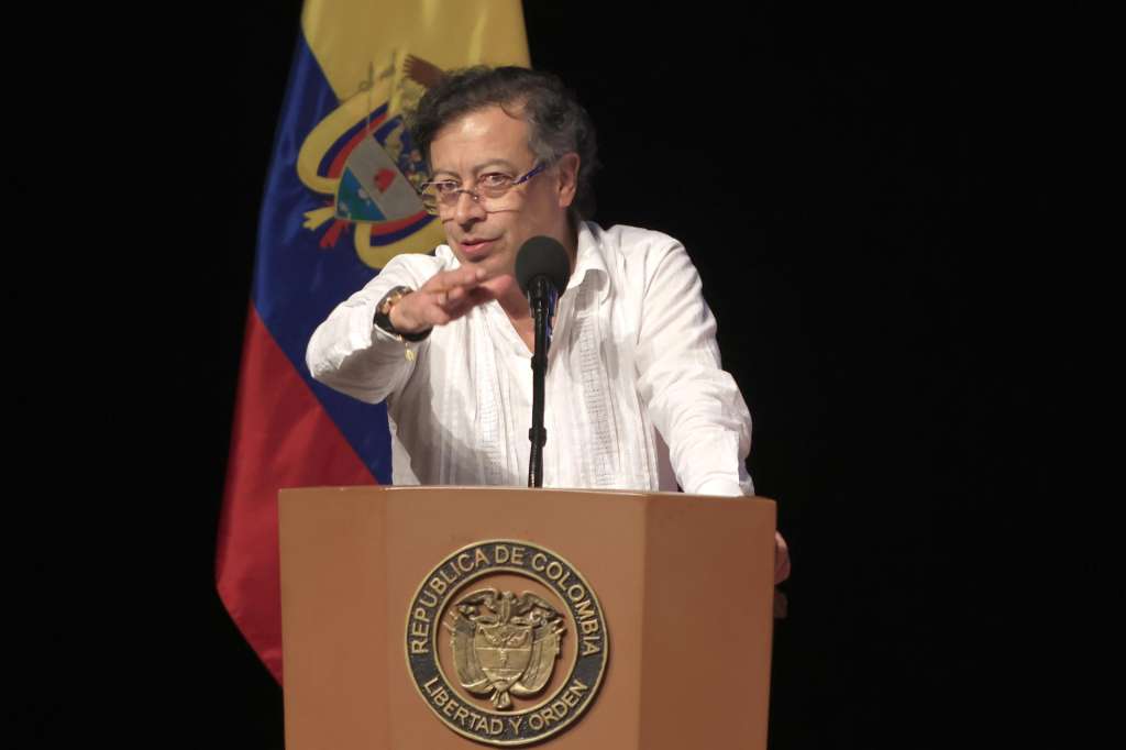 AME3235. BOGOTÁ (COLOMBIA), 15/04/2025.- Fotografía de archivo fechada el 27 de marzo de 2025 del presidente de Colombia, Gustavo Petro, hablando durante la última jornada de la Segunda Conferencia Mundial sobre Contaminación Atmosférica y Salud en Cartagena (Colombia). Petro aseguró que ha recibido informes "preocupantes" de las elecciones presidenciales del pasado domingo en Ecuador y dijo que, al igual que en Venezuela, las cosas deben "aclararse". EFE/ Ricardo Maldonado Rozo /ARCHIVO