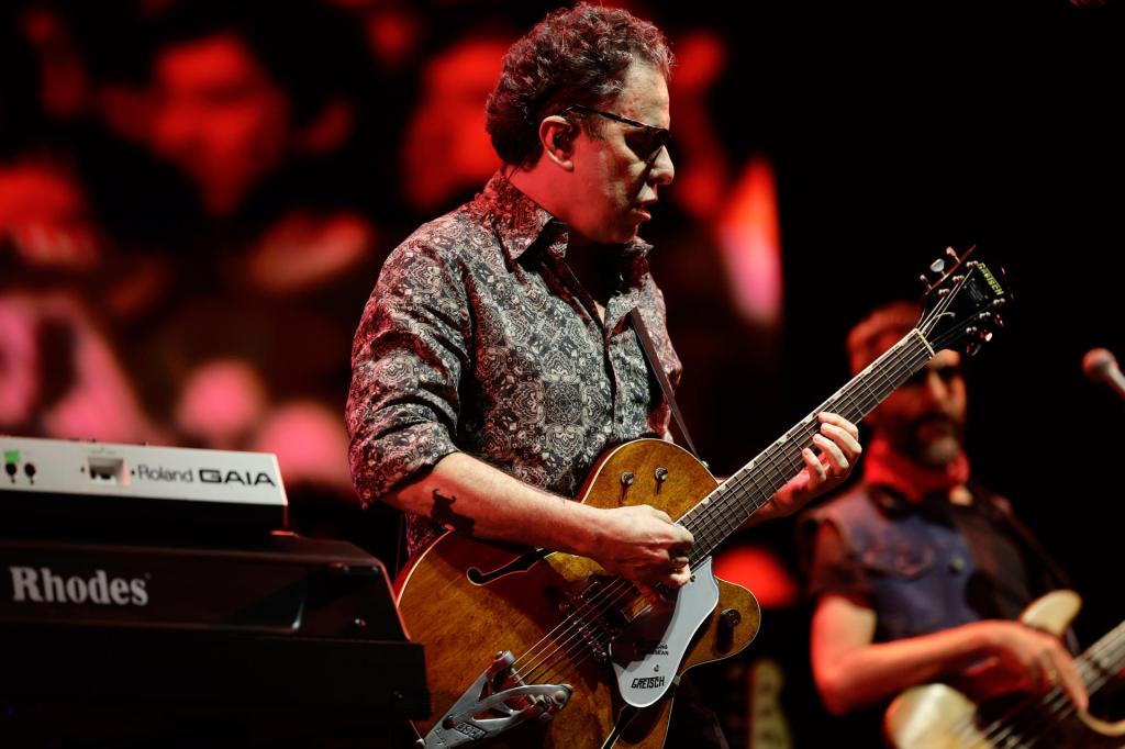 AME2802. BUENOS AIRES (ARGENTINA), 25/11/2025.- El cantante argentino Andrés Calamaro se presenta este martes, en el Movistar Arena de Buenos Aires (Argentina). EFE/ Juan Ignacio Roncoroni