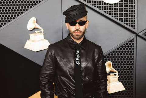 La corbata de Feid en los Grammy y su misterioso mensaje en japonés: ¿Indirecta a Karol G?