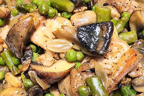 Receta para preparar fricassé de pollo con alverjitas, hongos y espárragos