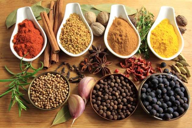 Entre las especias picantes figuran el chile y las pimientas negra, roja, verde, blanca o rosada, así como la paprika, hecha con granos molidos de pimienta roja.