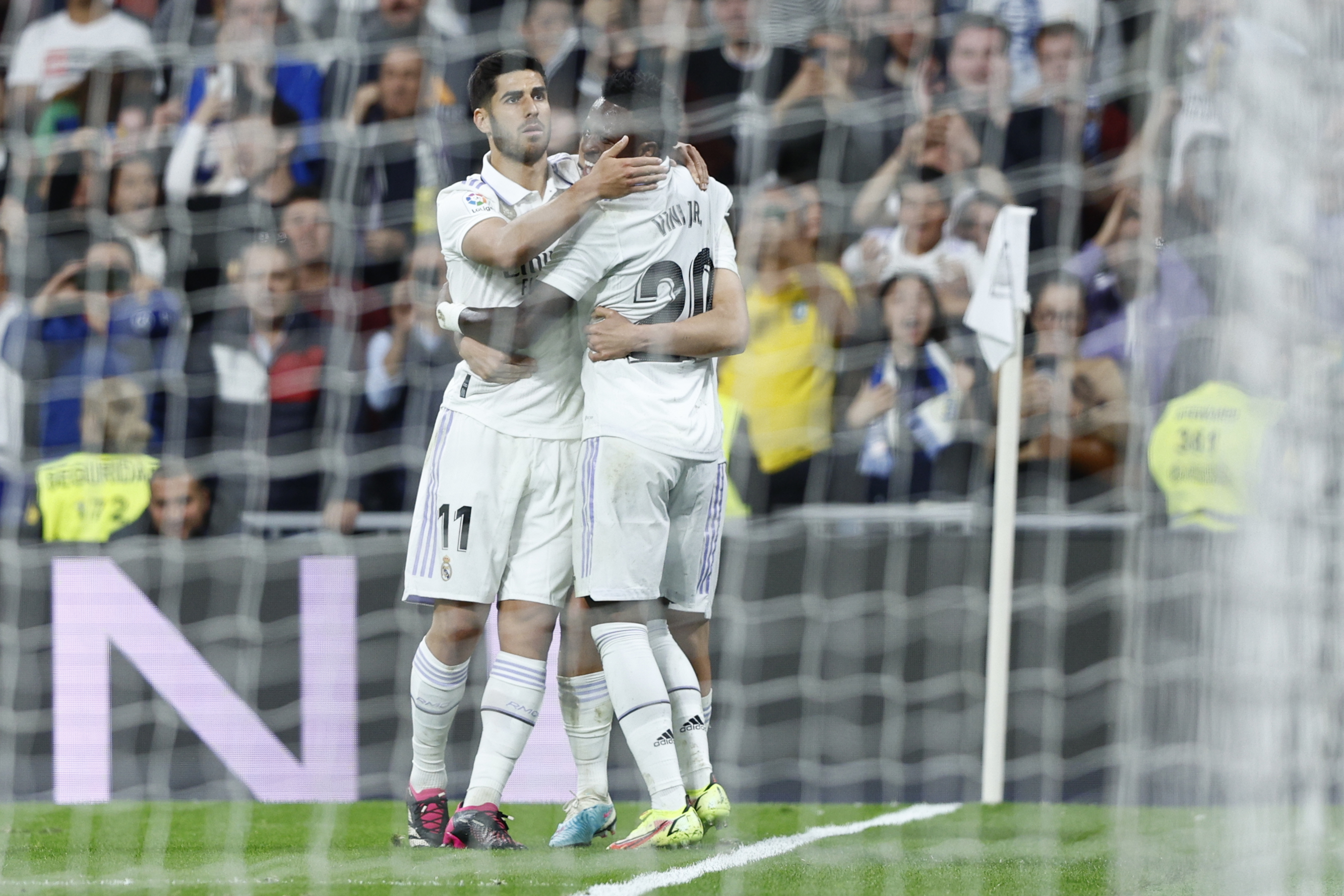 MADRID, 22/04/2023.- Los jugadores del Real Madrid, Marco Asensio (i) y el brasileño Vinicius Jr., celebran el primer gol del equipo madridista durante el partido de la jornada 30 de Liga que Real Madrid y Celta de Vigo disputan este sábado en el estadio Santiago Bernabéu, en Madrid. EFE/Rodrigo Jiménez