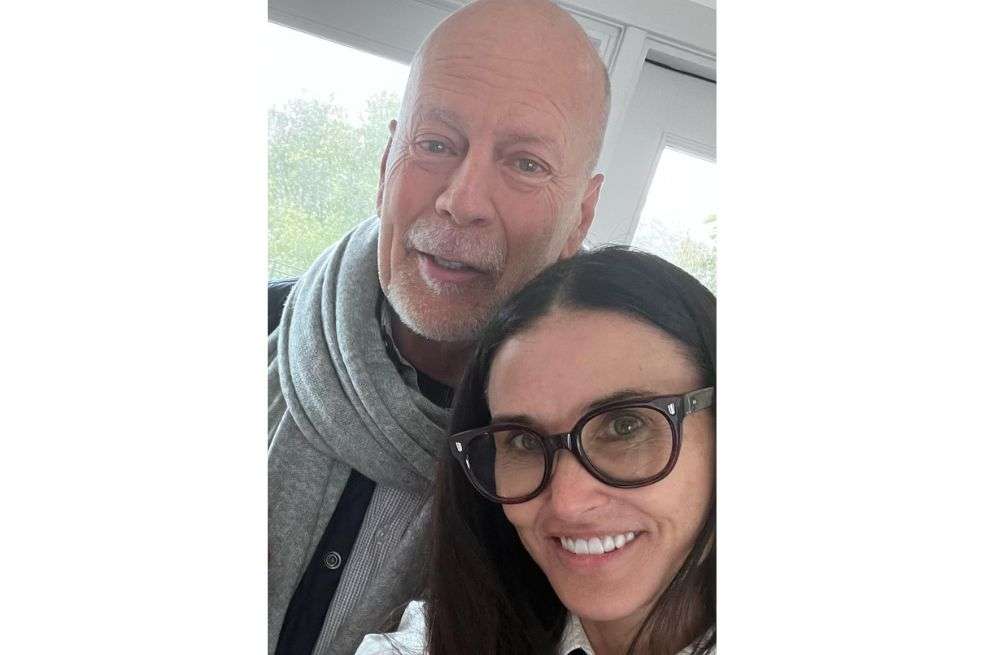 El actor Bruce Willis, quien fue diagnosticado con Demencia frontotemporal, lució animado junto a los suyos.