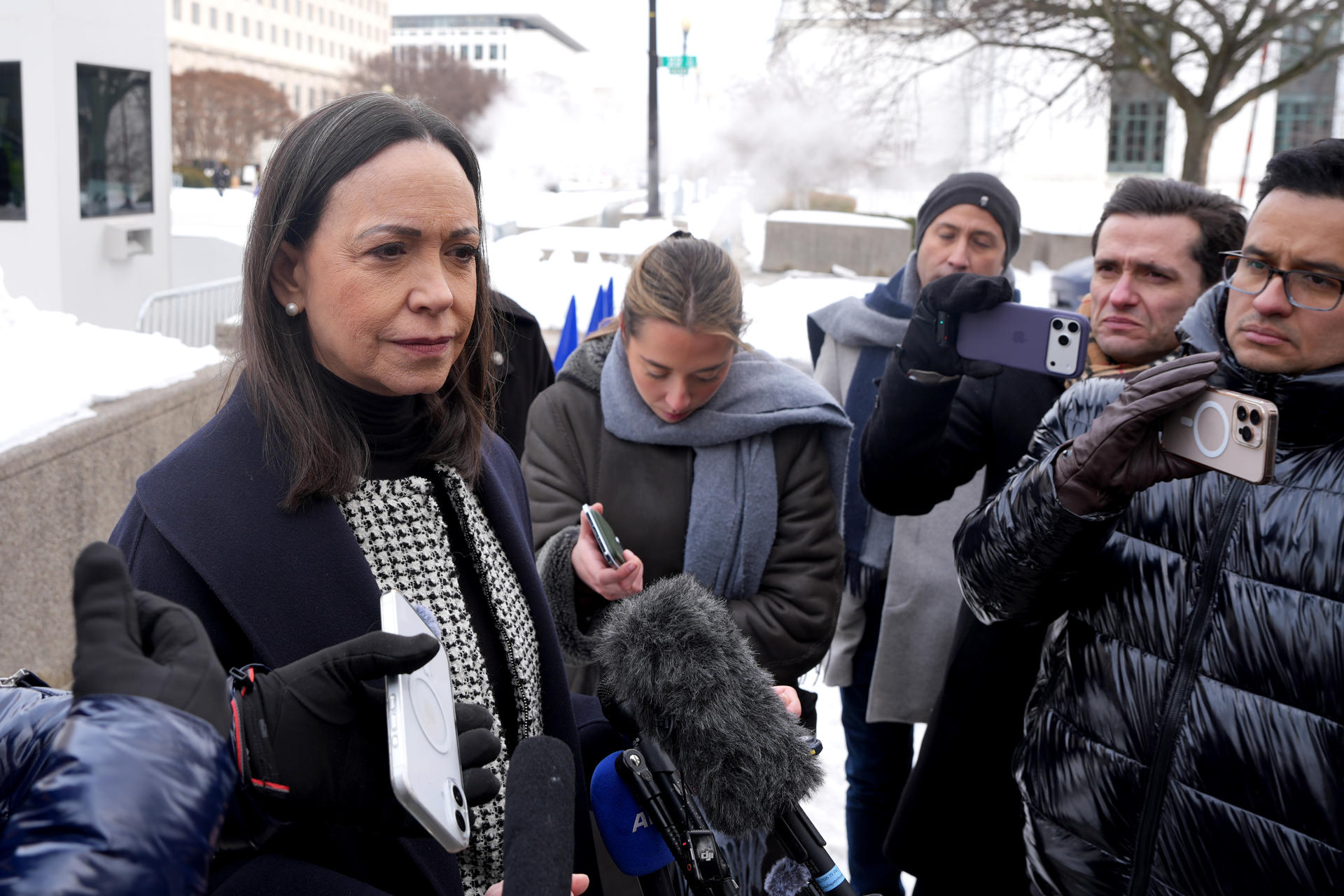 AME9157. WASHINGTON (ESTADOS UNIDOS), 28/01/2026.- La líder opositora venezolana, María Corina Machado (i), habla en una rueda de prensa este miércoles, en Washington (EE.UU). "Nosotros estamos dispuestos y estamos trabajando en facilitar una transición real. Esto no es una transición a la rusa donde se quedan las mafias en el poder", respondió a la prensa al ser cuestionada si estaría dispuesta a entrar en un Gobierno de transición con la presidenta encargada, la chavista Delcy Rodríguez. EFE/ Octavio Guzmán