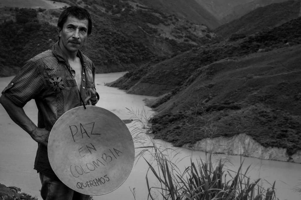 La organización que ha defendido los intereses de los barequeros y la lucha por el río Cauca ha sido Ríos Vivos. Varios de sus integrantes también acompañaron la caravana. Rubí Estela Posada, una de las líderes del movimiento, aprovechó para mostrar los albergues donde viven mientras las autoridades municipales resuelven su situación ante la desatención de EPM. Es una casa de tres pisos que no tiene equipamiento, apenas unos cuartos donde pusieron los colchones. Le angustia que el 11 de noviembre tienen que entregarlo y no tienen a dónde ir. Una preocupación que le “impide seguir con su liderazgo en la defensa del territorio”, insistió.