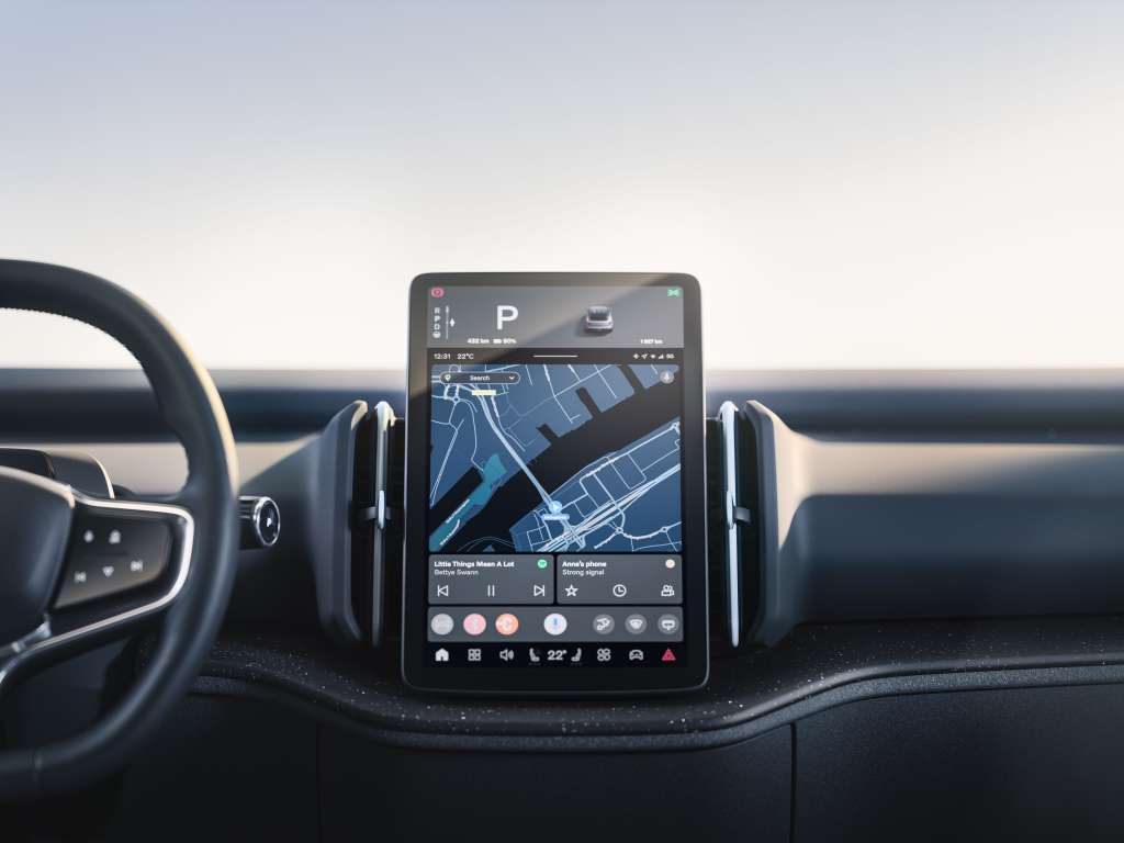 En su interior se encuentra un sistema multimedia con pantalla de 12,3”. Según la versión puede equipar cámara de 360 grados, rines de 18, 19 o 20 pulgadas y accesorios en tono negro en su carrocería.