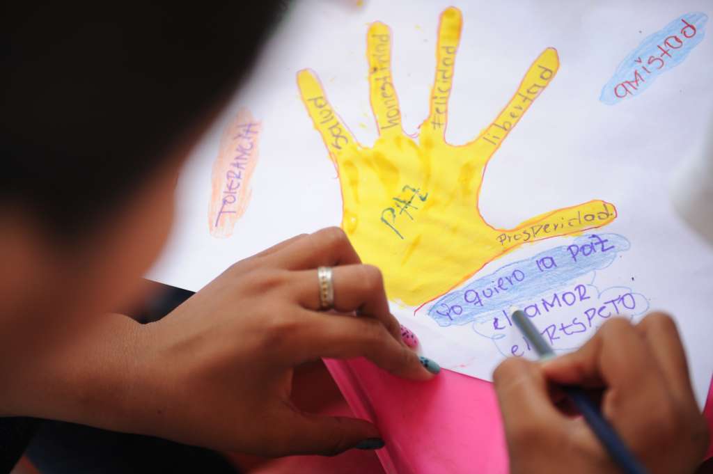 Acto en el que adultos, jóvenes y niños dialogaron, cantaron, pintaron y escribieron sobre lo sucedido en los Montes de María, evento realizado en el municipio de San Antonio de Palmito, Sucre.
